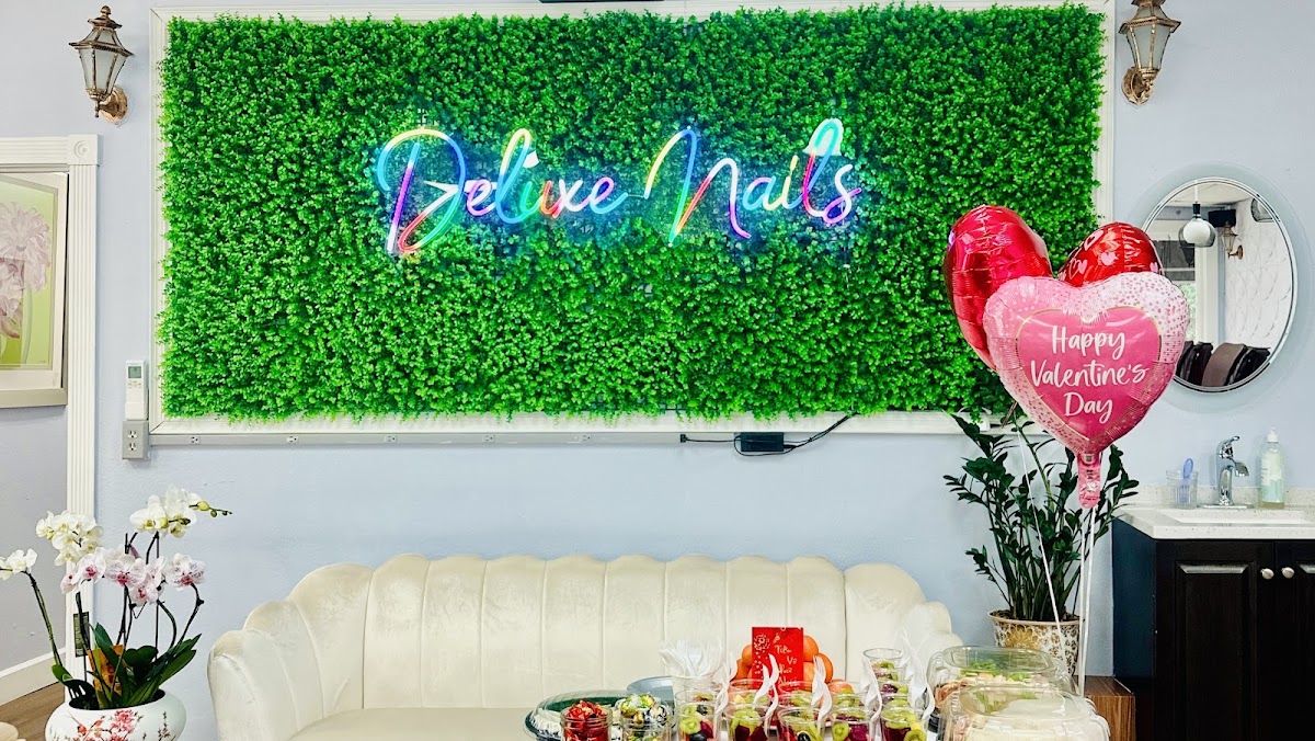 Deluxe Nails